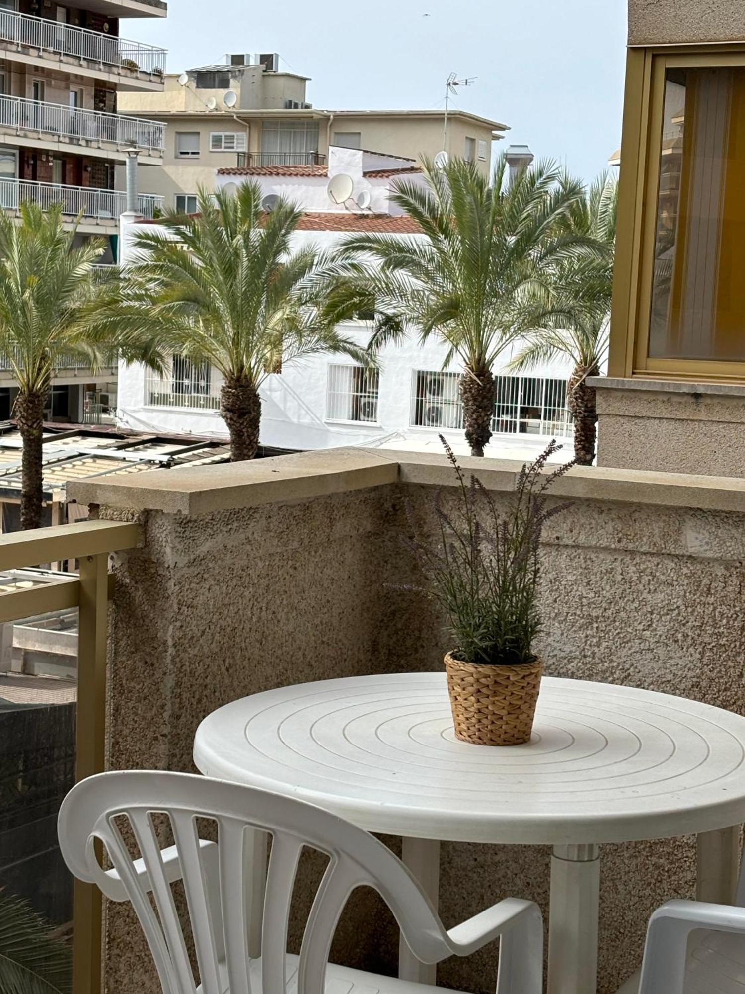 Apartamentos Amatista Салоу Екстериор снимка